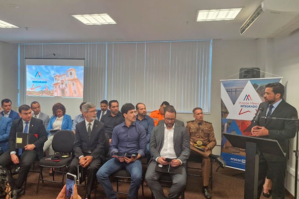 Promotor e coordenador do Procon-MPMG, Luiz Roberto Franca discursa em lançamento oficial do projeto em Governador Valadares/MG- 2025