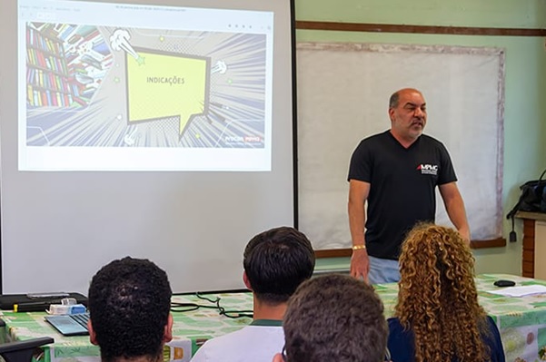 Promotor Alex Soares Nacif orienta público jovem em escola pública de Contagem/MG- 2025