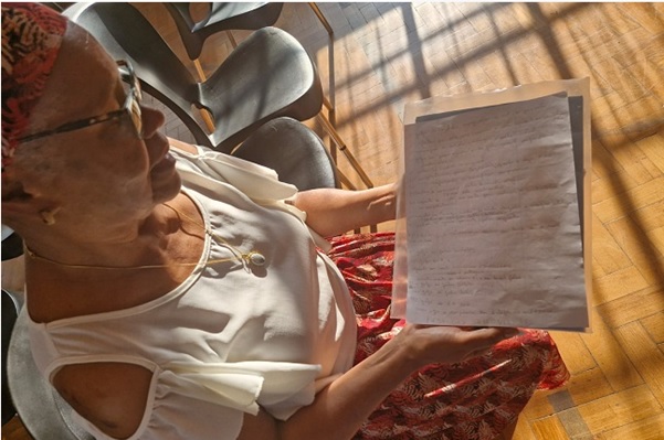 Ione Vieira faz anotações durante ação 60+. BH/MG - 2024