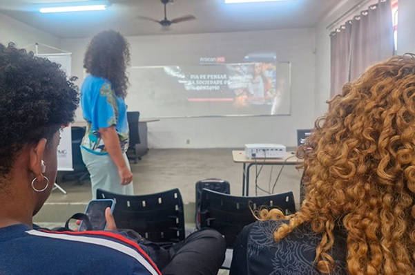 Estudantes adolescentes assistem à palestra em escola pública de BH/MG - 2024