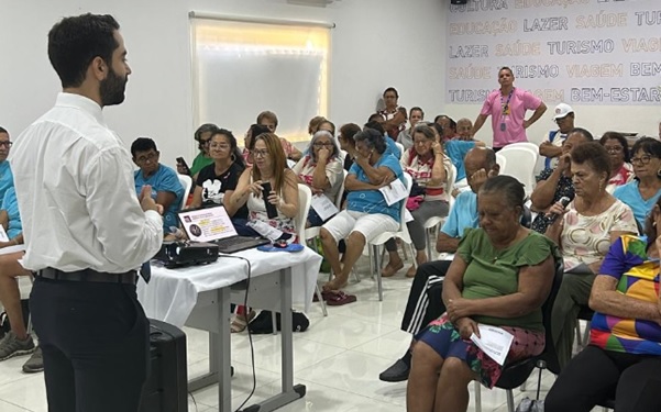 Promotor de Justiça Olemar Miranda Santiago orienta o público 60+ em Almenara/MG-2024