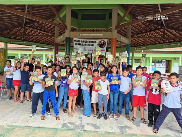 Crianças de escola pública recebem material educativo em Porto Chique/MG - 2025