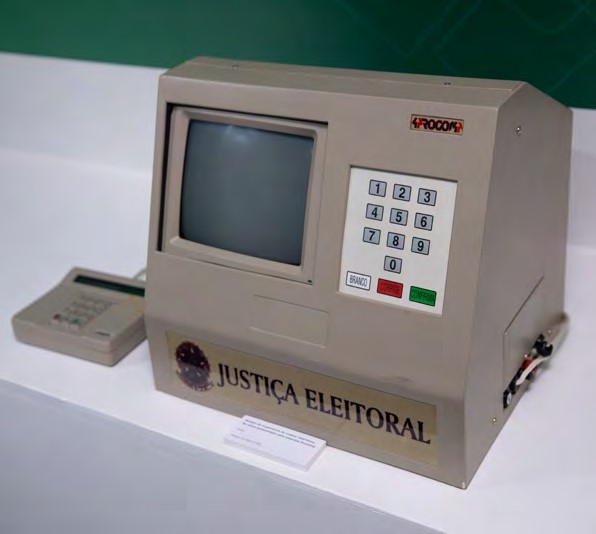 Modelo de engenharia do coletor eletrônico de votos
apresentado pela empresa Procomp - 1996