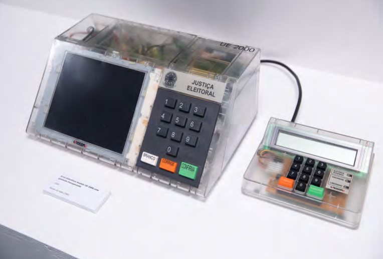 Urna eletrônica modelo UE-2000 com
gabinete transparente 