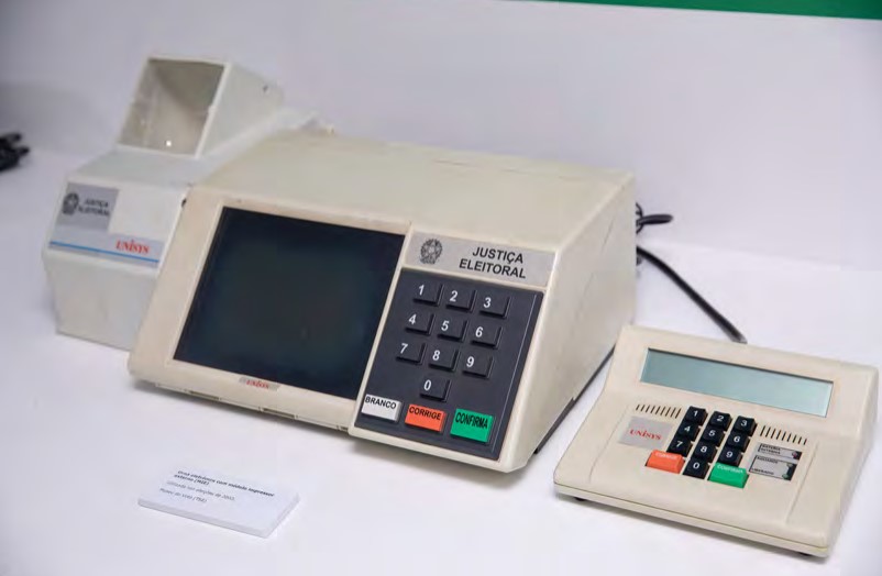 Urna eletrônica com Módulo Impressor Externo (MIE) - 2002