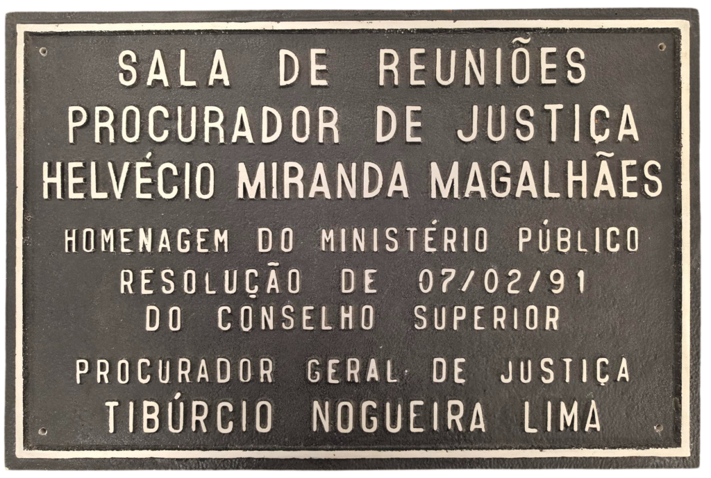 Placa Sala de Reuniões – Procurador de Justiça Helvécio Miranda de Magalhães