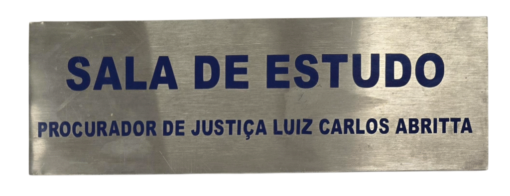 Placa “Sala de Estudo Procurador de Justiça Luiz Carlos Abritta”